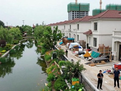 北京通州马驹桥天鹅堡别墅区违建情况严重，家家抢盖